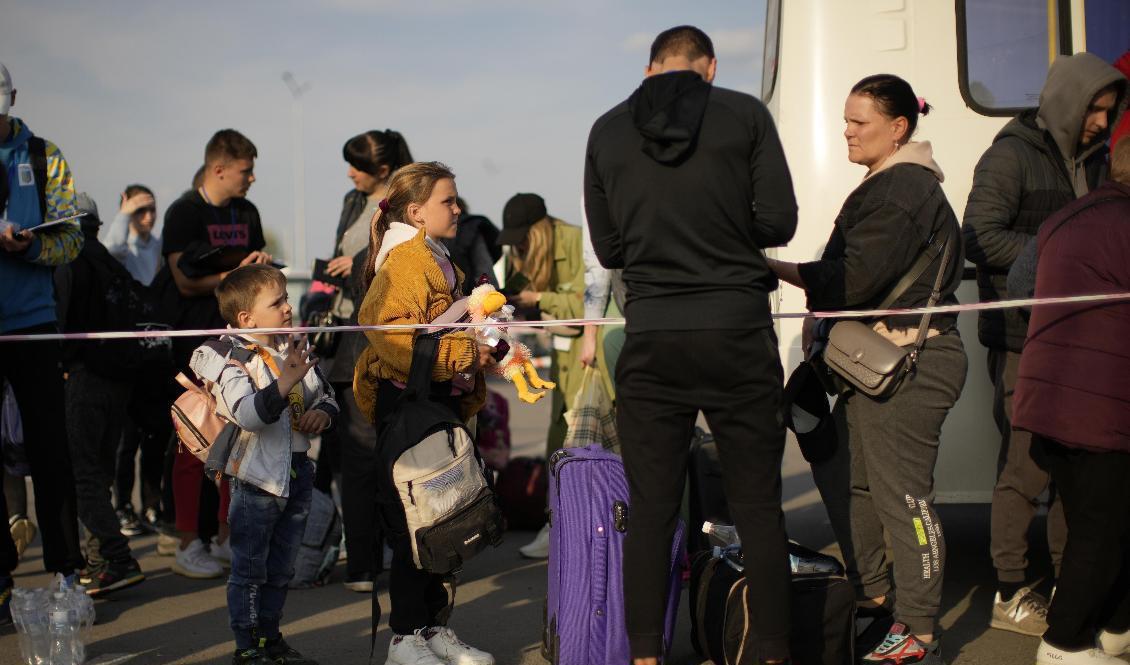 
Människor som flytt from Mariupol, Tokmak och Berdjansk anländer till den Ukrainakontrollerade staden Zaporizjzja under tisdagen. Foto: Francisco Seco/AP/TT                                            