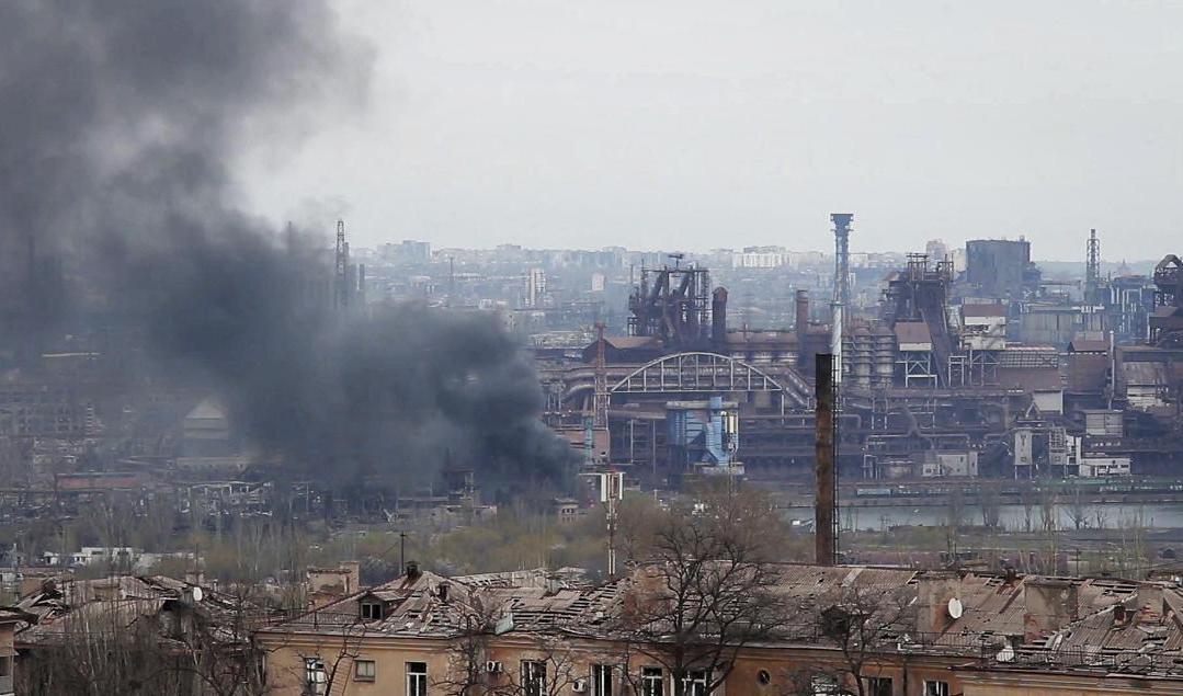 Rök steg från stålverksanläggningen Azovstal på tisdagen. Foto: Arkivbild. AP/TT