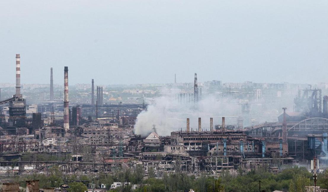 Röken stiger från området runt stålverket Azovstal i den hårt attackerade staden Mariupol i Ukraina. I kulvertar och skyddsrum under verket gömmer sig civila och ukrainska soldater. Bilden har tagits på torsdagen. Foto: AP/TT