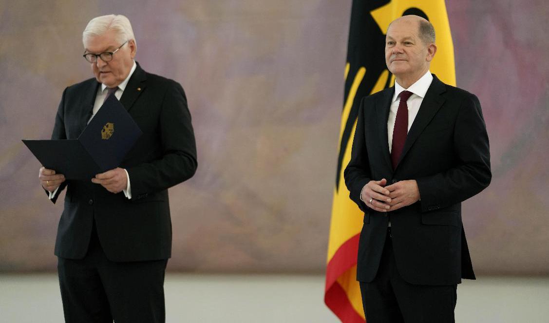 Tysklands president Frank-Walter Steinmeier (till vänster) och landets förbundskansler Olaf Scholz har bjudits in till ett besök i Ukraina. Arkivbild. Foto: Michael Sohn/AP/TT