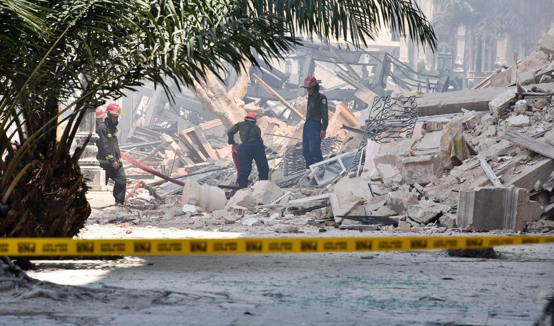 Räddningsarbetare på plats vid det raserade hotellet i Kubas huvudstad Havanna. Foto: Adalberto Roque /AFP/TT
