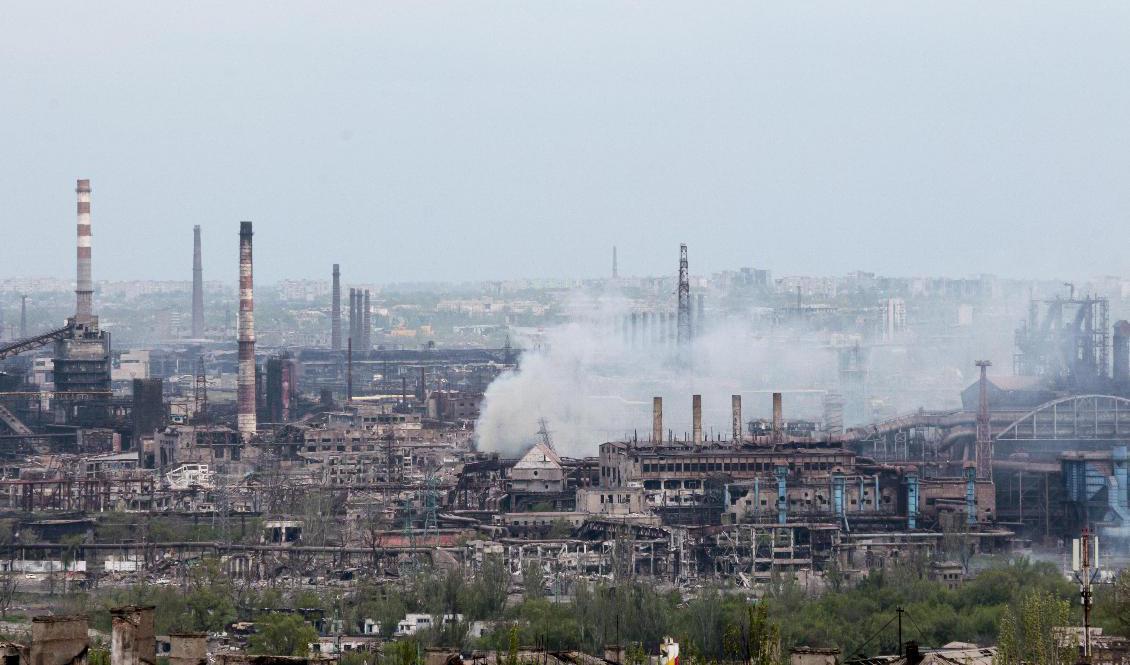 Rök stiger från stålverket Azovstal i ukrainska hamnstaden Mariupol på torsdagen. De flesta ryska soldater har lämnat staden, enligt USA. Foto: AP/TT
