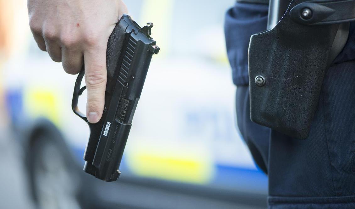 Reglerna för när poliser har rätt att använda sitt tjänstevapen har länge kritiserats eftersom de uppfattas som gamla och för otydliga. Arkivbild. Foto: Fredrik Sandberg/TT