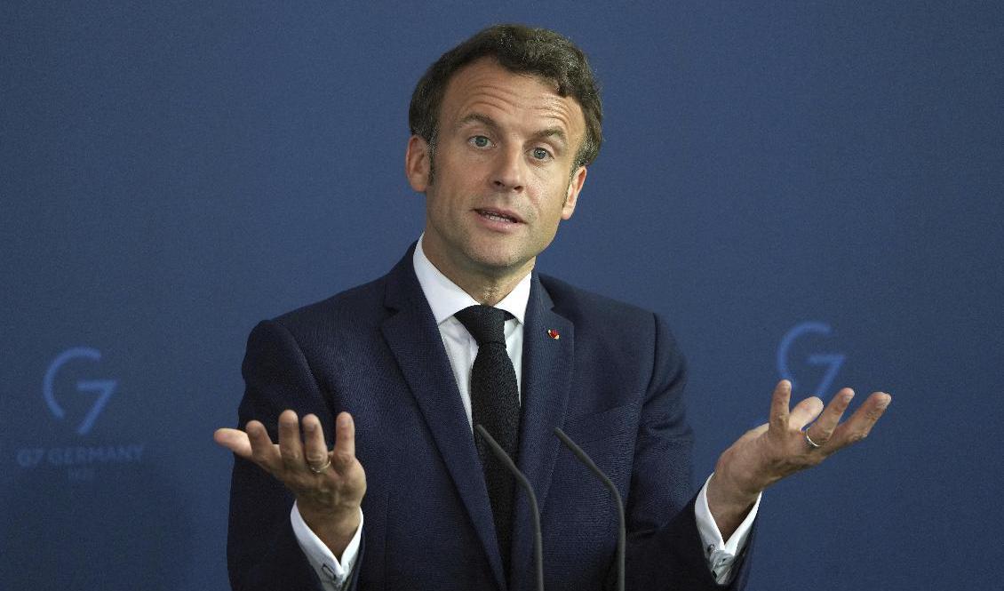 Frankrikes president Emmanuel Macron talar under en presskonferens i Berlin. Foto: Michael Sohn/AP/TT