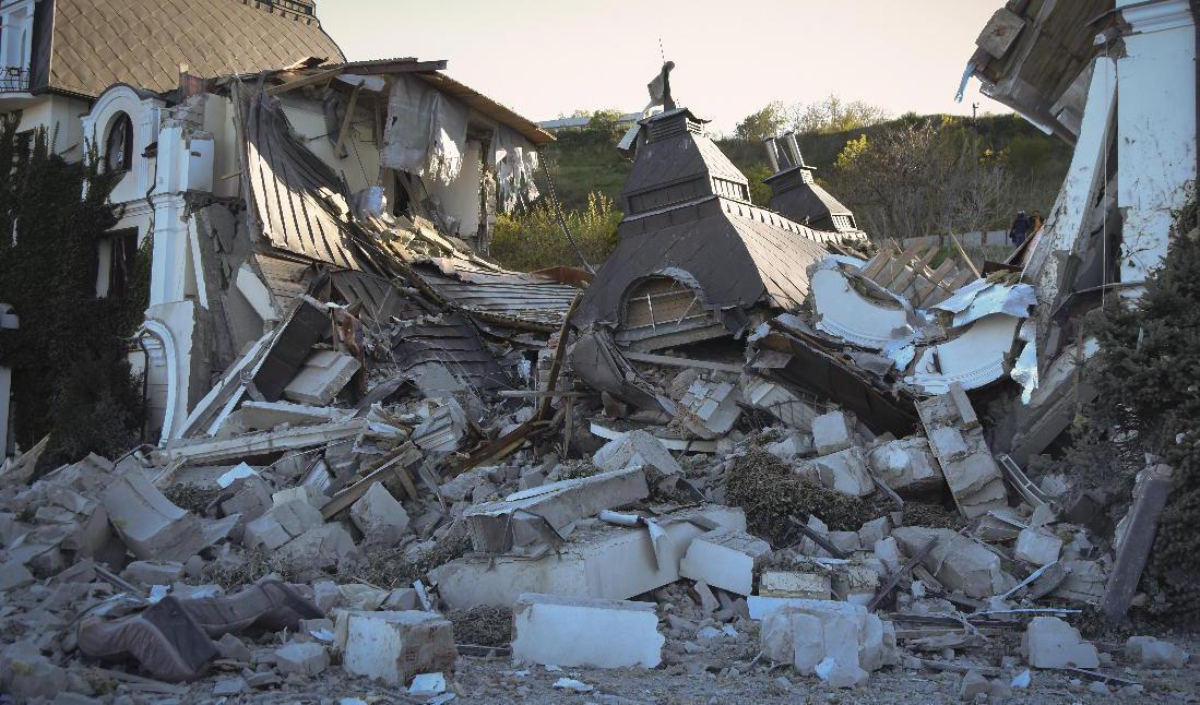 Ett hotell i Odessa förstördes under en ryska attack på söndagen. Foto: Max Pshybyshevsky/AP/TT