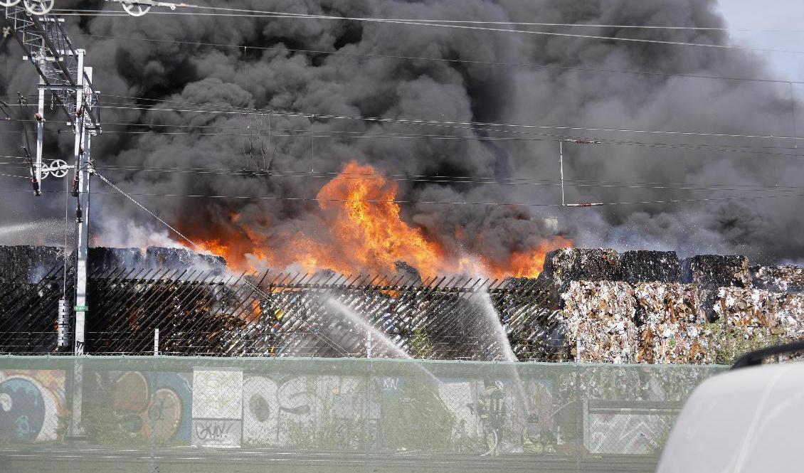 En kraftig brand rasar i en returpappercentral i stadsdelen Boländerna i Uppsala. Foto: Staffan Claesson/TT