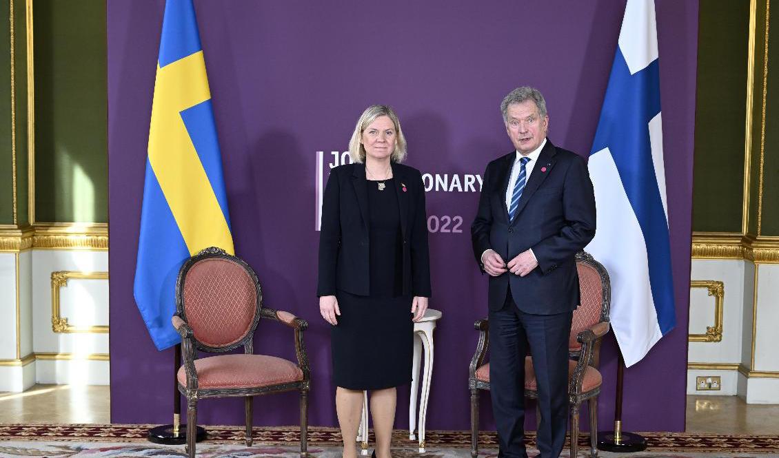Sveriges statsminister Magdalena Andersson och Finlands president Sauli Niinistö vid ett besök i London. Arkivbild. Foto: Henrik Montgomery/TT