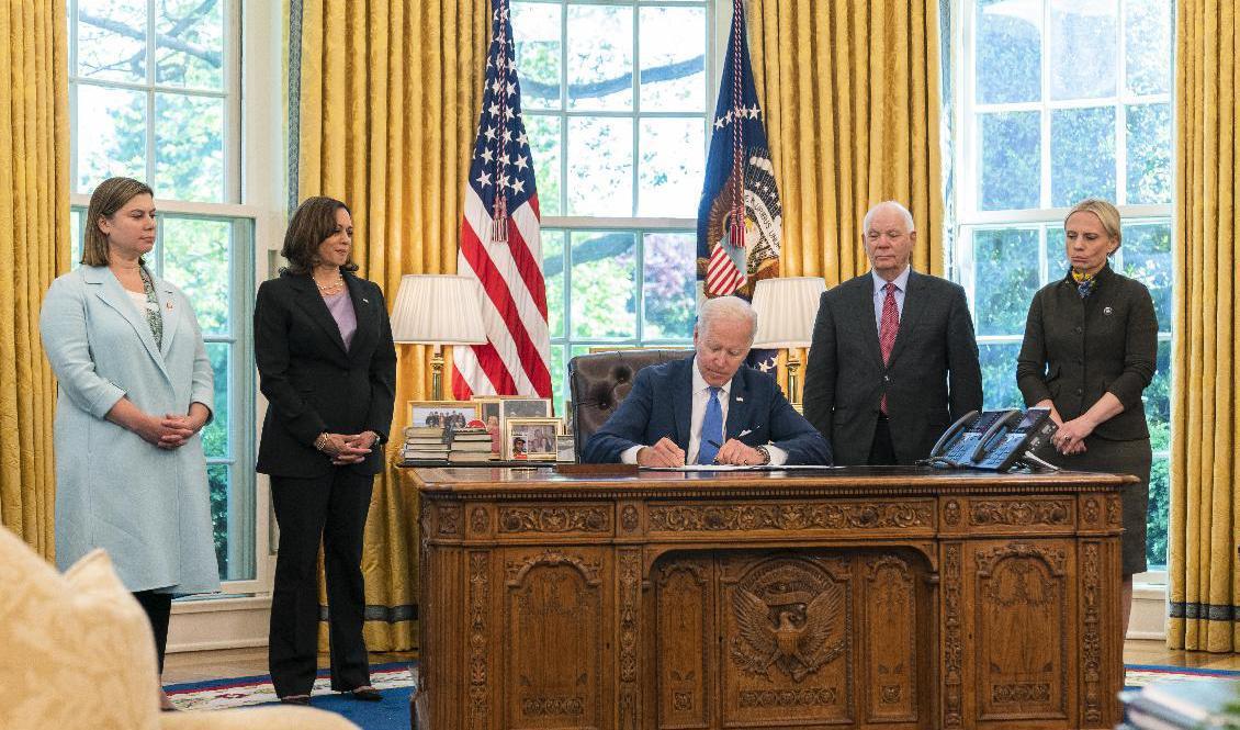 
President Joe Biden skriver under den så kallade lån- och uthyrningslagen. Foto: Manuel Balce Ceneta/AP/TT                                            