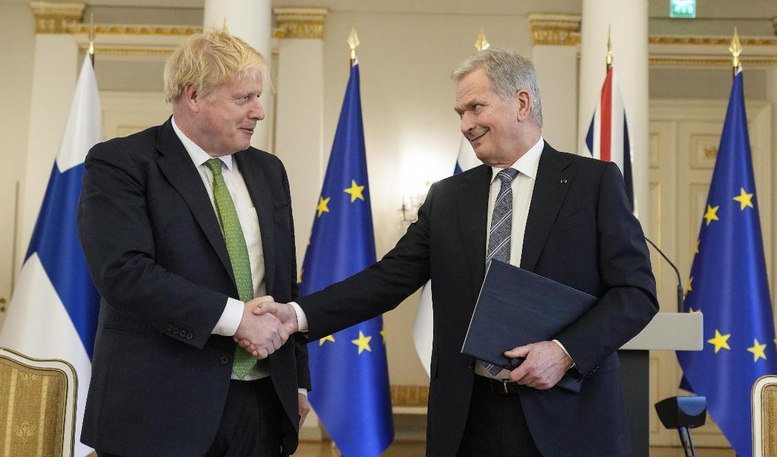 Storbritanniens premiärminister Boris Johnson skakar hand med Finlands president Sauli Niinistö efter undertecknandet av solidaritetsförklaringen mellan länderna. Foto: Frank Augstein/AP/TT