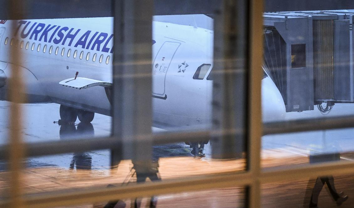 De fem som nu anlänt till Sverige från självstyret i nordöstra Syrien är inte de första. I november i fjol, då bilden är tagen, landade tre IS-kvinnor och åtta barn på Arlanda. Foto: Fredrik Sandberg/TT