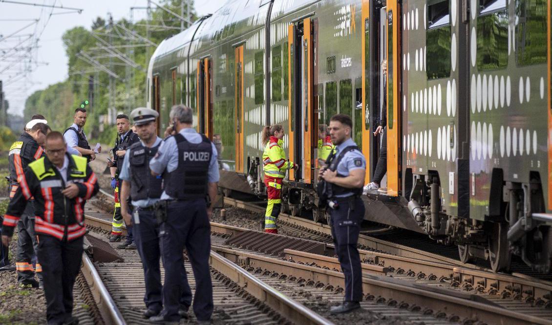 
Tre passagerare övermannade den misstänkta gärningsmannen på ett regionaltåg i västra Tyskland. Foto: Ralf Roeger/DPA/AP/TT                                            