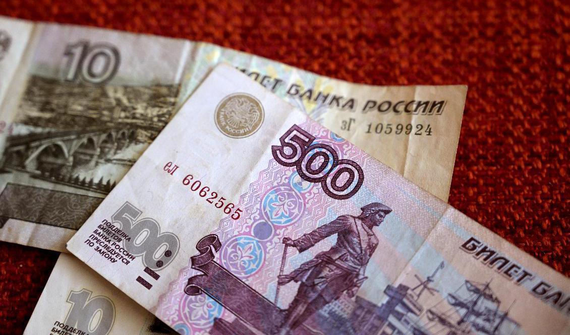 Rubeln räcker till allt mindre för ryssarna. Arkivbild. Foto: Janerik Henriksson/TT