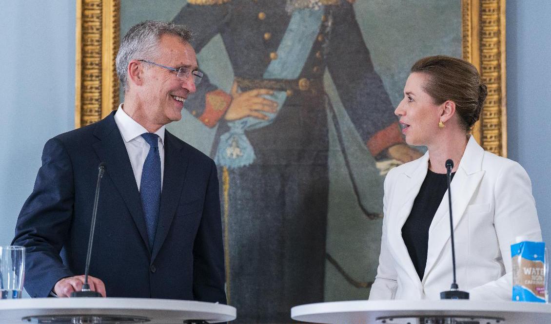 Natos generalsekreterare Jens Stoltenberg i samspråk med Danmarks statsminister Mette Frederiksen i torsdags. Foto: Martin Sylvest/Ritzau Scanpix/TT