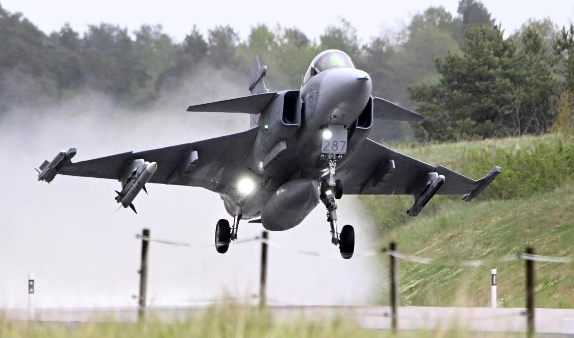En Jas 39 Gripen startar på riksväg 44 i närheten av Såtenäs. Foto: Fredrik Sandberg/TT