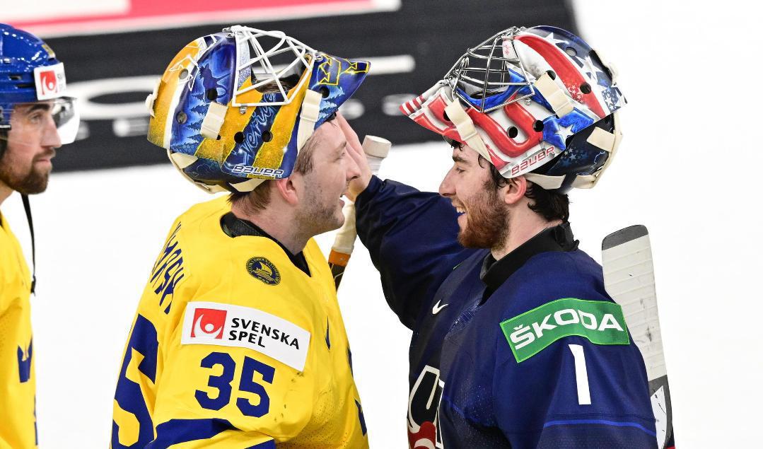 Det blev en lättare, vänskaplig kram mellan Linus Ullmark och Jeremy Swayman efter USA:s 3–2-seger efter förlängning i VM-mötet. Foto: Jonas Ekströmer/TT