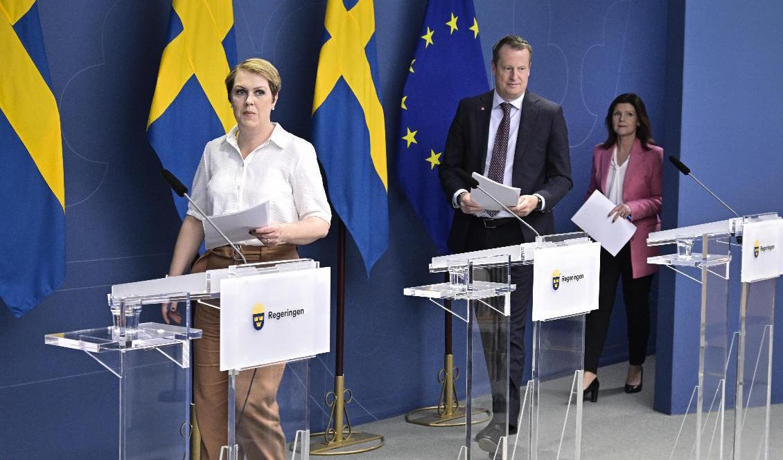 Socialminister Lena Hallengren, integrations- och migrationsminister Anders Ygeman och arbetsmarknads- och jämställdhetsminister Eva Nordmark håller en gemensam pressträff där flera åtgärder för att fler utrikesfödda kvinnor ska komma i arbete presenteras. Foto: Claudio Bresciani/TT