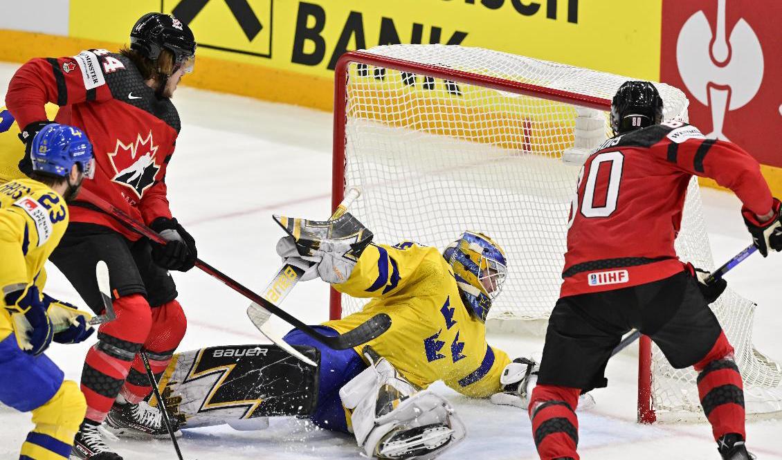 Linus Ullmark och Tre Kronor släppte in två mål i slutet av ordinarie tid – och föll sedan med 3–4 efter förlängning i VM-kvartsfinalen mot Kanada. Foto: Jonas Ekströmer/TT