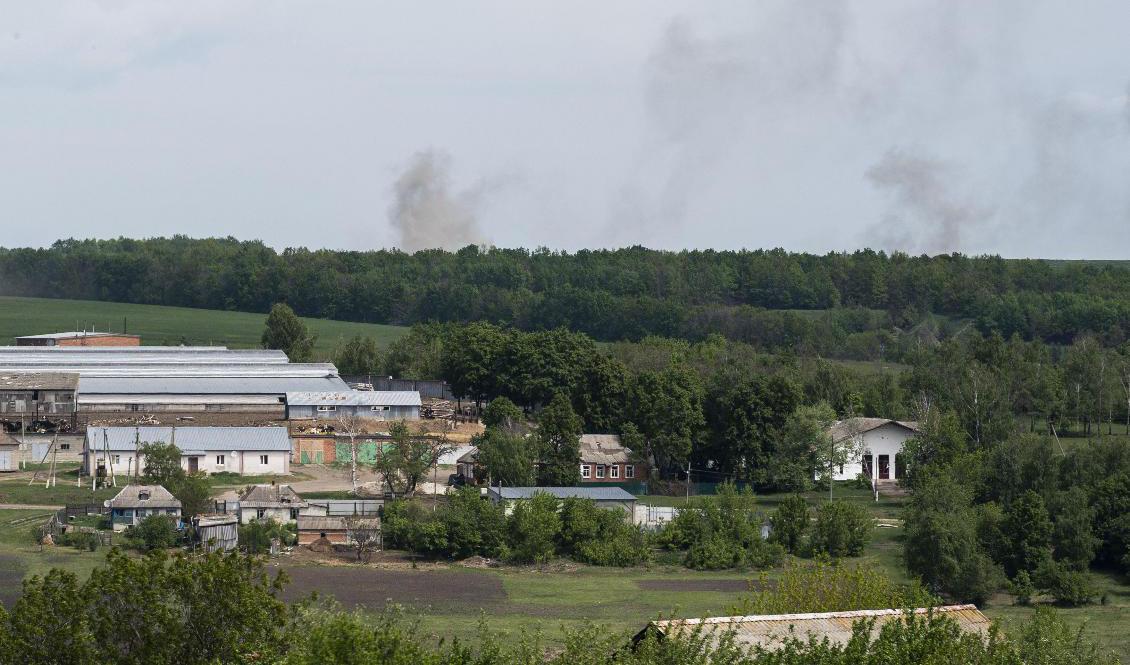 Rök stiger efter attacker utanför staden Charkiv i onsdags. Foto: Bernat Armangue/AP/TT
