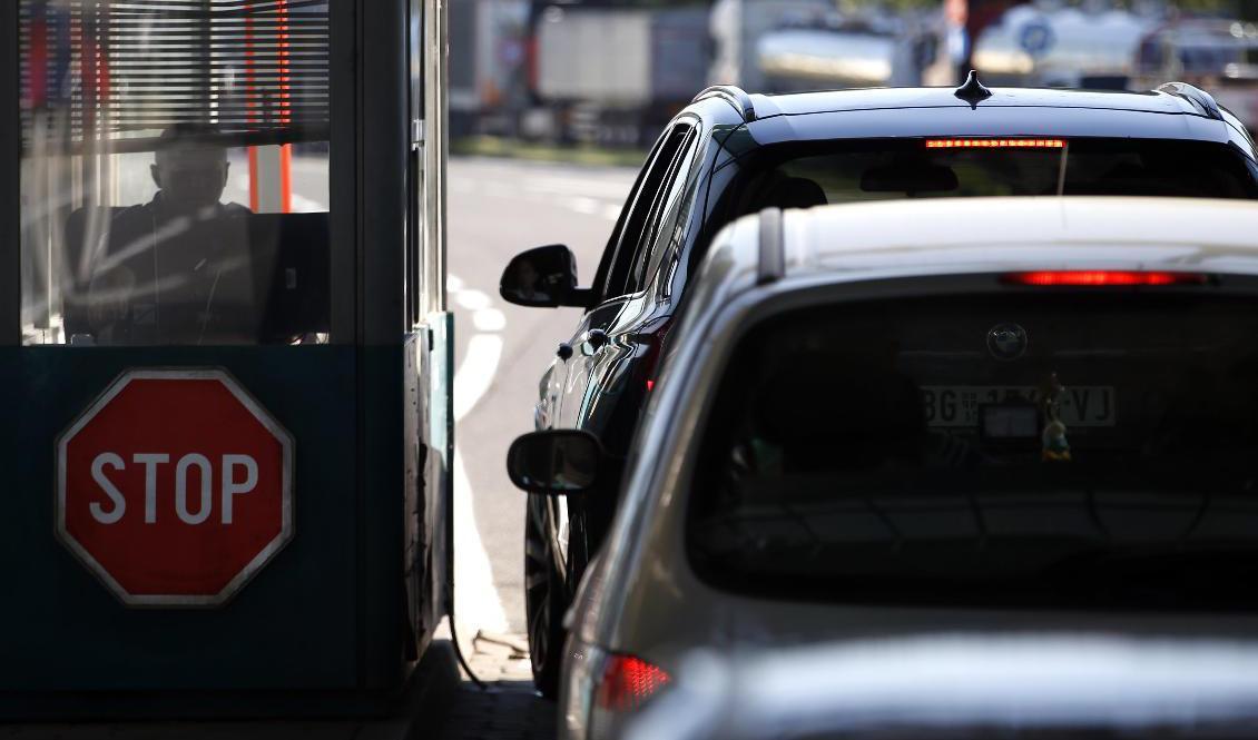 Nu ska ägare till utländskt registrerade bilar inte längre kunna köpa billig bensin i Ungern. Arkivbild. Foto: Darko Vojinovic/AP/TT