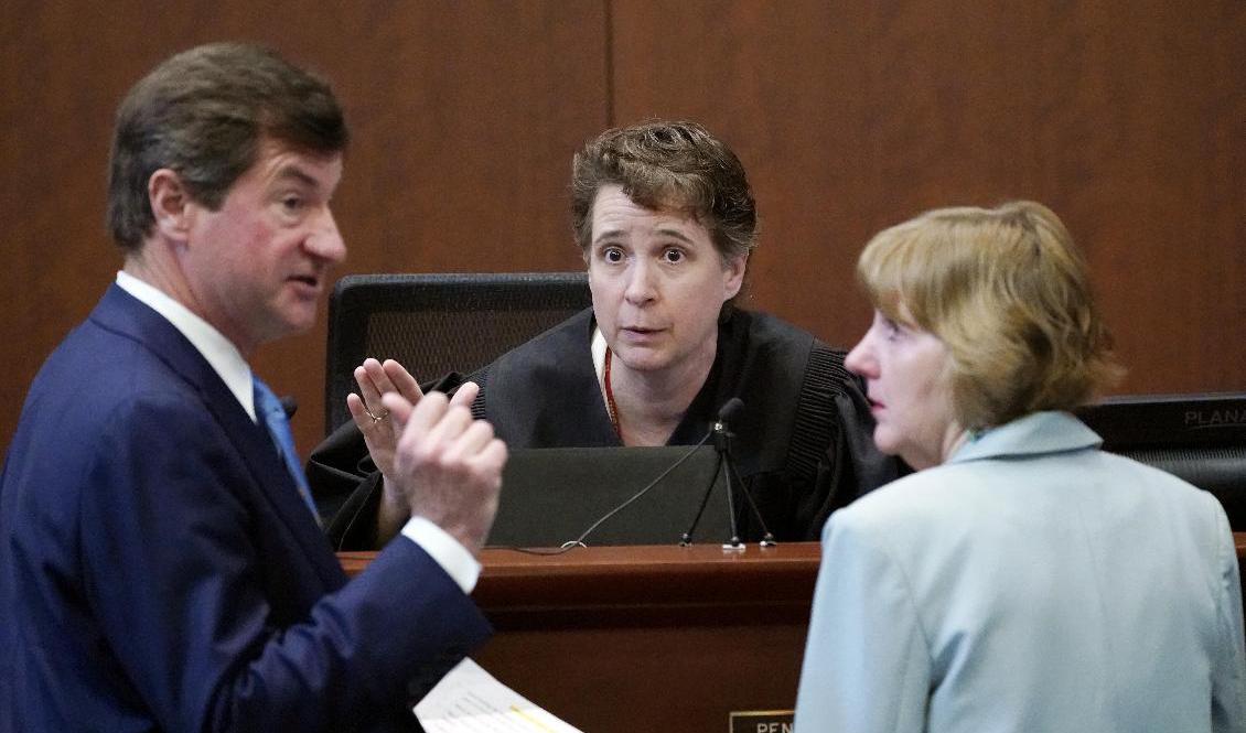 Domaren Penney Azcarate överlägger med Johnny Depps försvarsadvokat Benjamin Chew och Amber Heards dito Elaine Bredehoft. Foto: Steve Helber/AP