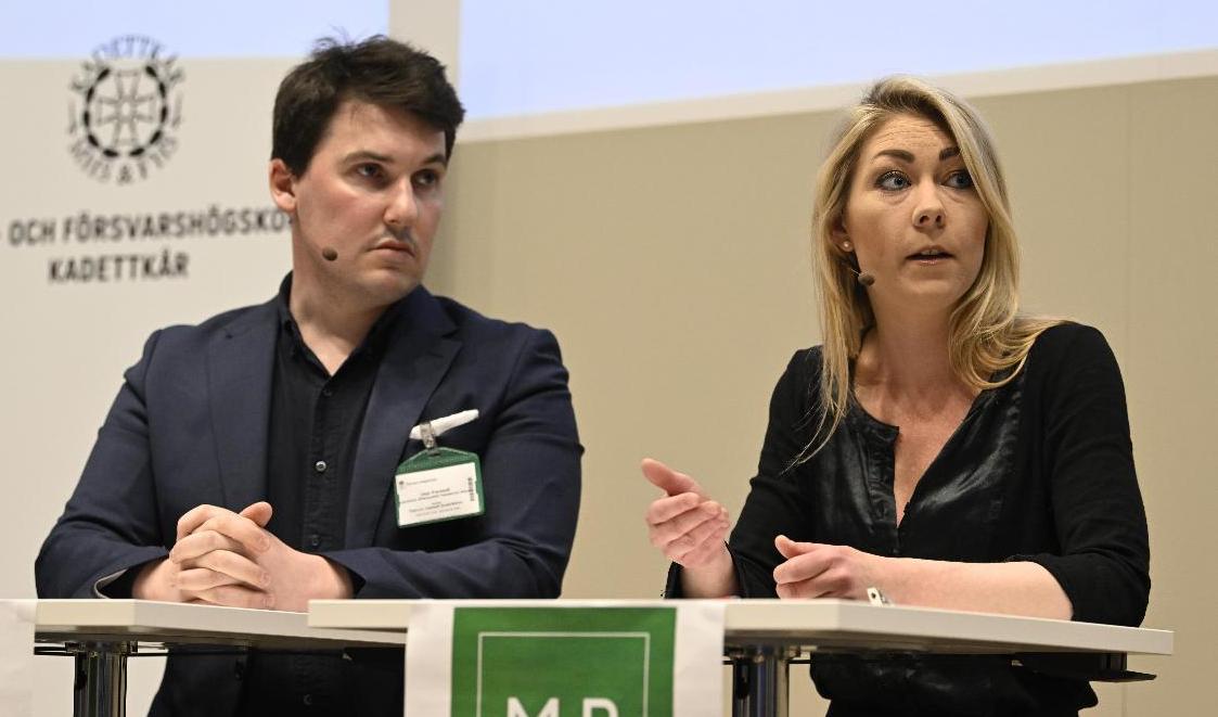 Maria Ferm (MP), här bredvid Joar Forssell (L) på en försvarspolitisk debatt på Försvarshögskolan, kritiserar regeringen för att vara för otydlig om de krav som Turkiet ställer för att släppa in Sverige i Nato. Foto: Jessica Gow/TT