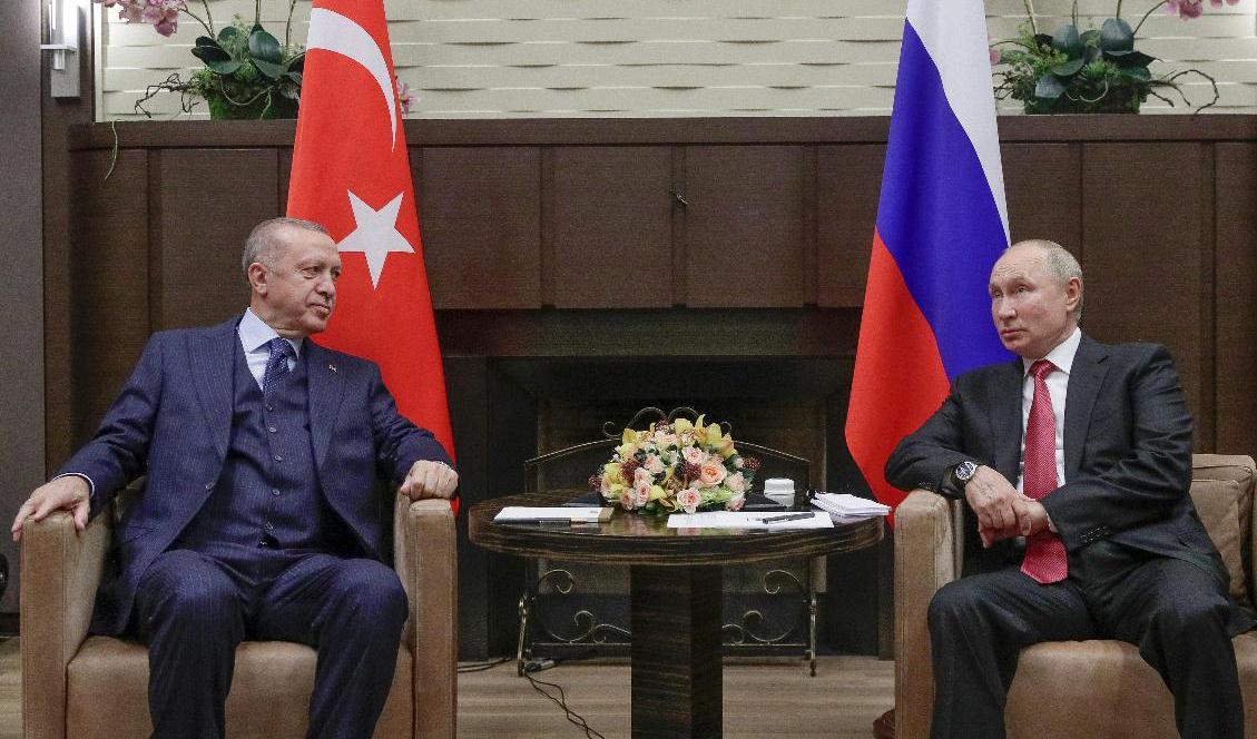 Turkiets president Recep Tayyip Erdogan (vänster) och Rysslands president Vladimir Putin i ett möte i ryska Sotji i september 2021. Arkivbild. Foto: Vladimir Smirnov/Kreml via AP/TT