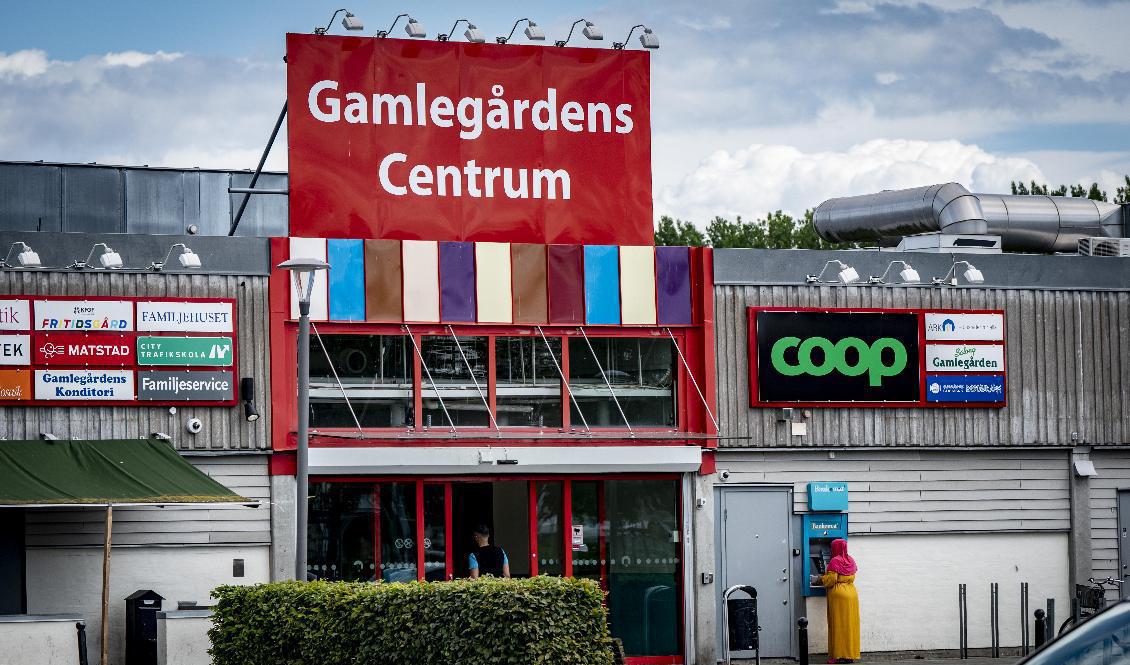 Tre personer fick föras till sjukhus efter skottlossningen utanför Gamlegårdens centrum i Kristianstad. I dag fick de åtalade för skjutningen sina domar. Arkivbild. Foto: Johan Nilsson/TT