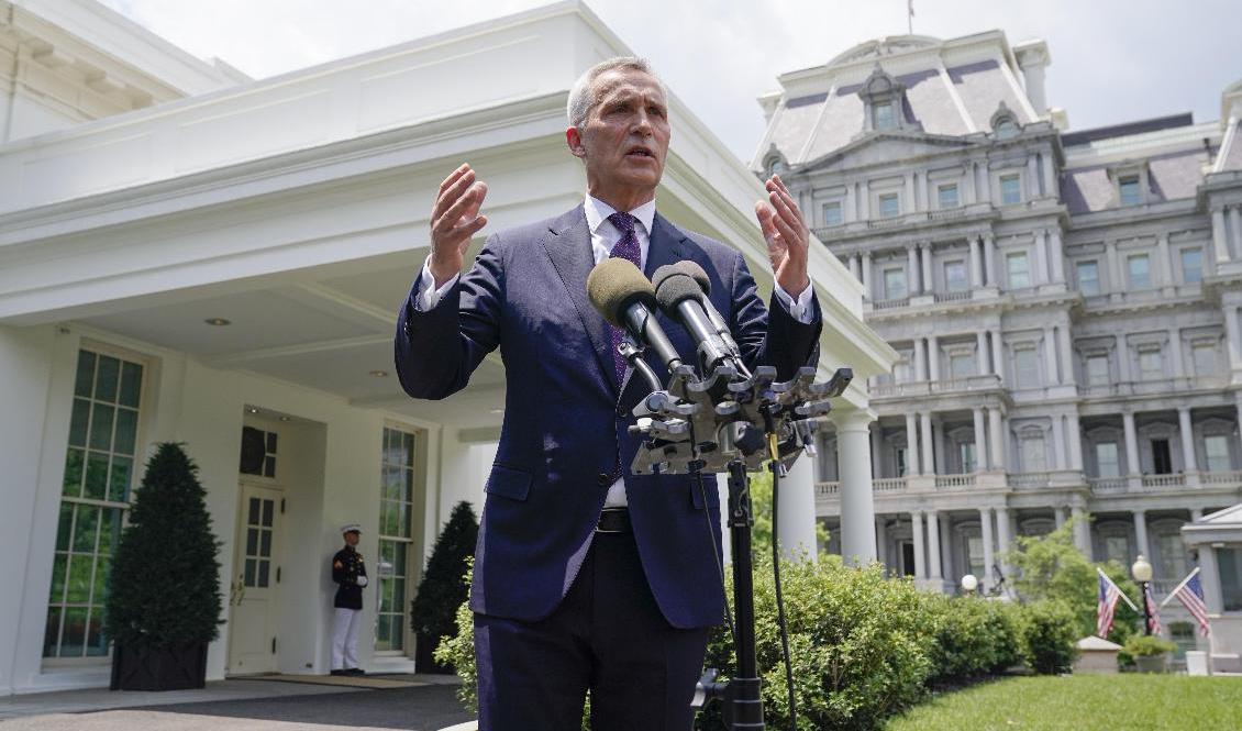 Natos generalsekreterare Jens Stoltenberg håller presskonferens utanför Vita huset i Washington där han på torsdagen träffade USA:s president Joe Biden. Foto: Evan Vucci/AP/TT