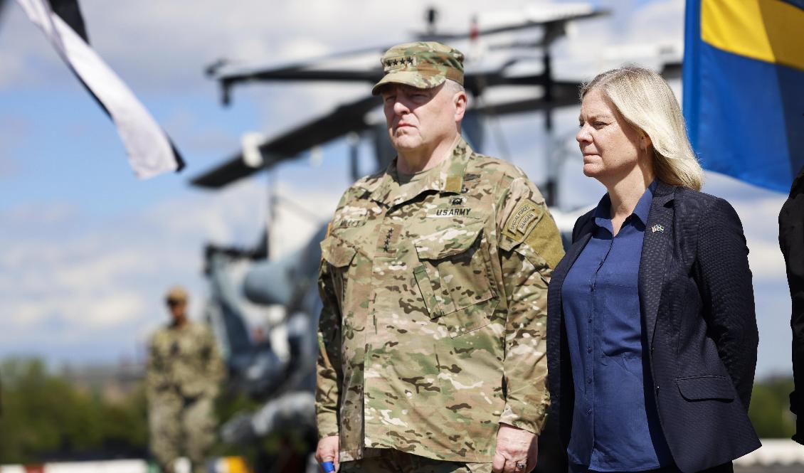 USA:s försvarschef, general Mark Milley, och statsminister Magdalena Andersson (S) ombord på det amerikanska amfibiestridsfartyget USS Kearsarge. Foto: Fredrik Persson/TT