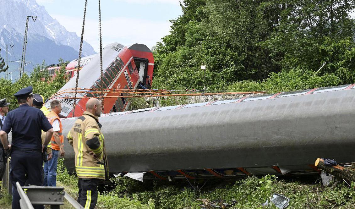 Räddningspersonal vid olycksplatsen nära Garmisch-Partenkirchen i södra Tyskland, där ett persontåg spårade ut i fredags. Minst fem människor omkom. Foto: Angelika Warmuth