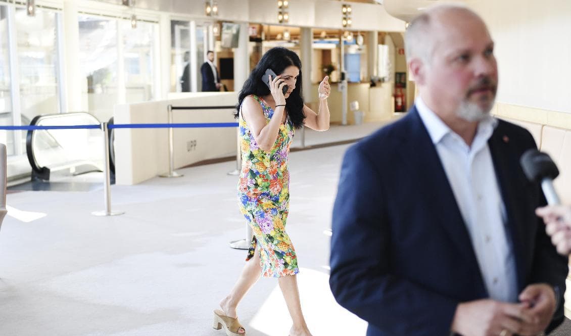 Justitieminister Morgan Johansson intervjuas i Riksdagen. I bakgrunden syns politiska vilden Amineh Kakabaveh. Arkivbild. Foto: Stina Stjernkvist/TT