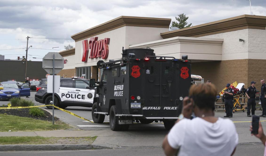 En misstänkt gärningsman har gripits efter masskjutningen utanför och i matbutiken Tops i Buffalo. Foto: Joshua Bessex/AP/TT