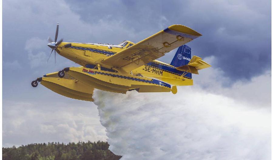 
Flygplanstypen AT-802 F är ett vattenbombningsflygplan som kan släppa mellan 35 000 och 50 000 liter vatten per per timme vid en skogsbrand. Flygplanen har sin bas i Nyköping. Foto: SAAB                                            