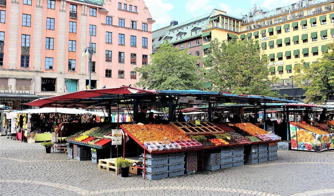 Två torghandlare satte i system att lura äldre och turister på Hötorget i Stockholm. Foto: Lena Lindell.