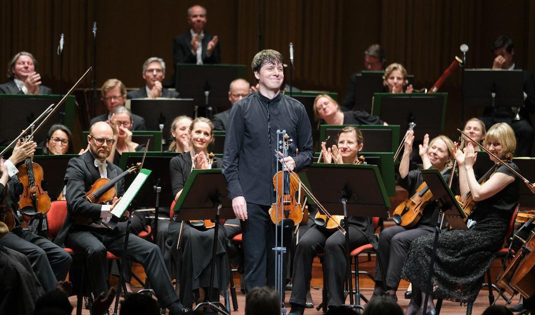 



Joshua Bell och Sveriges Radios Symfoniorkester genomförde en mycket uppskattad konsert i Berwaldhallen i Stockholm. Foto: Arne Hyckenberg                                                                                                                                                                                