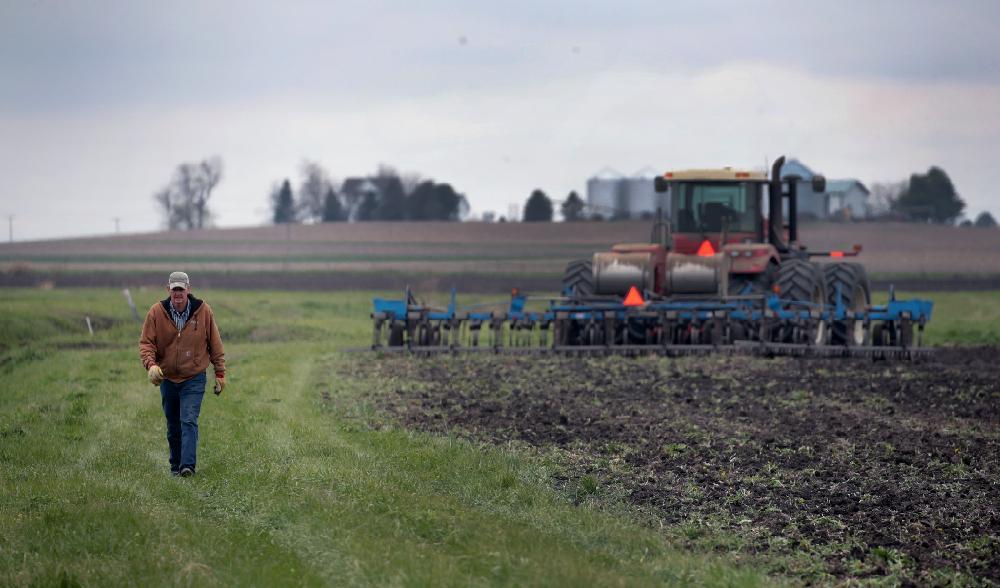 

Lantbrukaren Roger Murphy sprider ut gödningsmedel på sina åkrar innan det är dags för sådd, den 23 april nära Dwight, Illinois, i USA. Foto: Scott Olson/Getty Images                                                                                        