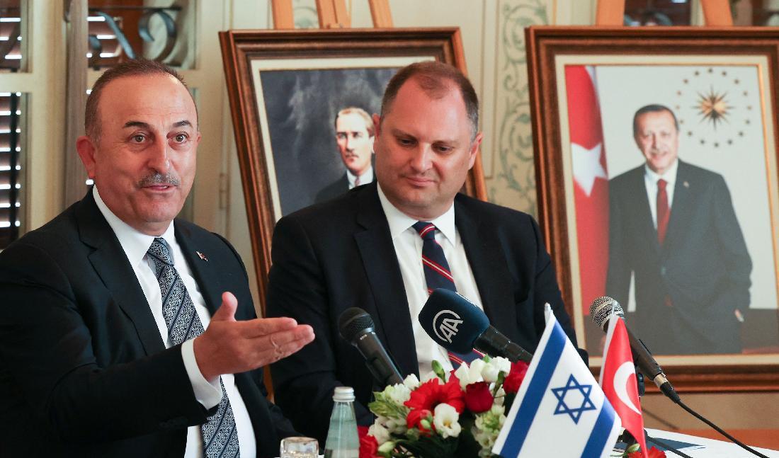 



Turkiets utrikesminister Mevlut Cavusoglu (v) gör ett uttalande inför mötet mellan israeliska och turkiska affärsmän i Tel Aviv, den 25 maj. Foto: Jack Guez/AFP via Getty Images                                                                                                                                                                                
