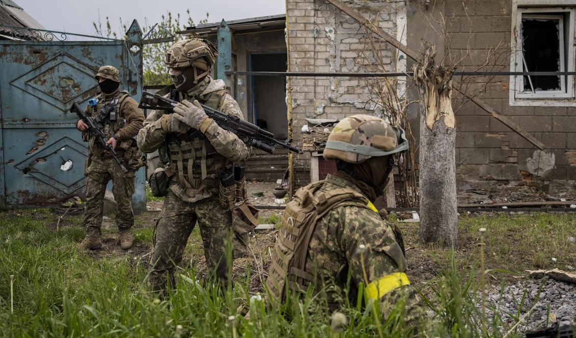 Ukrainska soldater undersöker en återtagen by i Charkivregionen i nordöstra Ukraina. Foto: Bernat Armangue/AP/TT