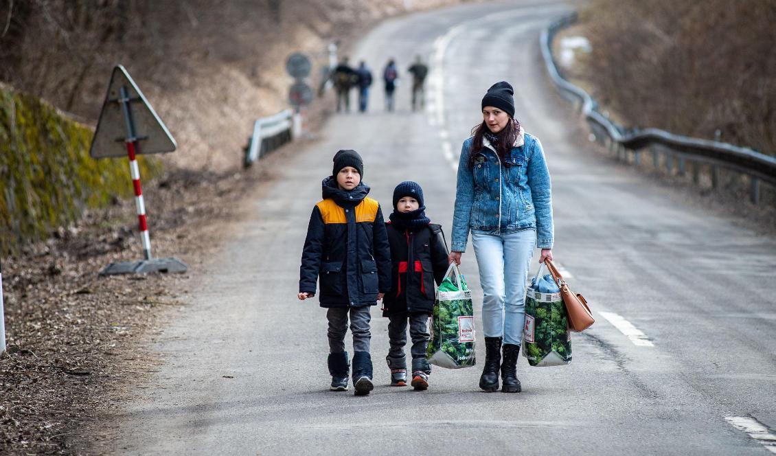 En mamma och hennes två barn på flykt undan kriget i sitt hemland Ukraina. Den svenska regeringen får nu kritik för sin avrådan till privatpersoner att hjälpa de ukrainska flyktingarna. Foto: Peter Lazar/AFP via Getty Images