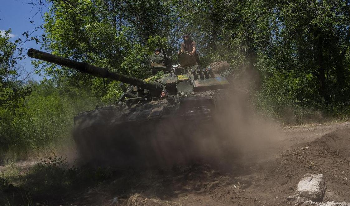 Ukrainska soldater i en stridsvagn nära fronten i Donetsk på måndagen. Foto: Bernat Armangue/AP/TT