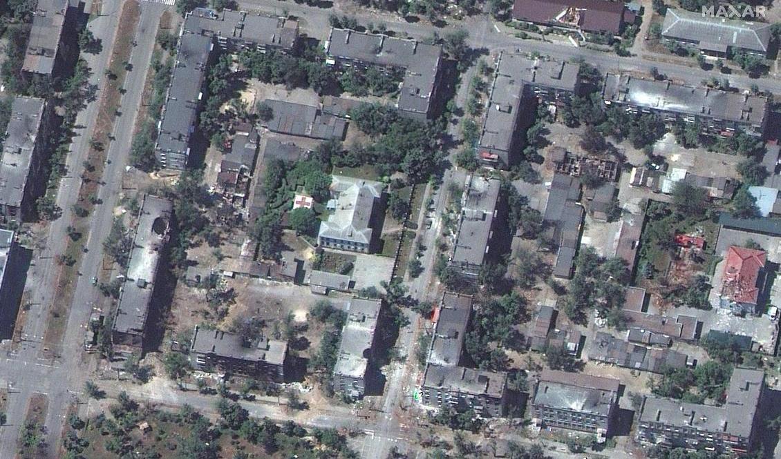 Satellitbild från Maxar visar skadade byggnader omkring ett sjukhus i Sievjerodonetsk. Bild tagen 6 juni. Foto: Maxar via AP/TT