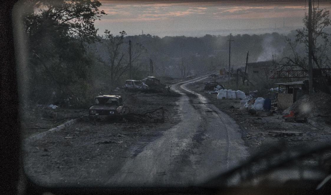 Förstörda bilar på en gata i utkanterna av Sievjerodonetsk. Bild från onsdagen. Foto: Oleksandr Ratushniak/AP/TT