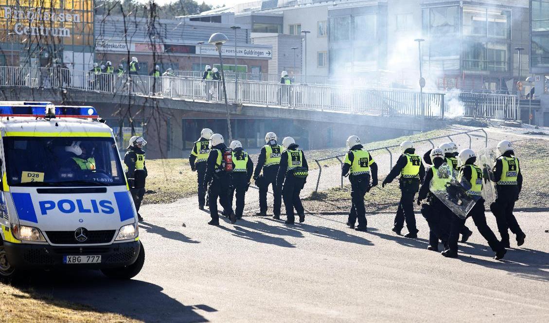 Kravallutrustad polis under upploppen i Navestad i Norrköping på påskdagen. Arkivbild. Foto: Stefan Jerrevång/TT