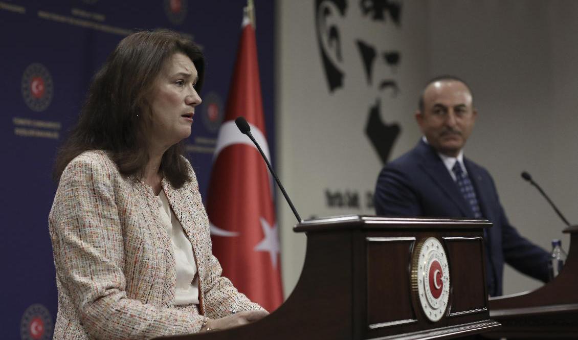 Turkiets utrikesminister Mevlüt Cavusoglu, till höger, och Sveriges utrikesminister Ann Linde (S), till vänster, vid en spänd presskonferens i Ankara i oktober 2020. Foto: Burhan Ozbilici/AP/TT