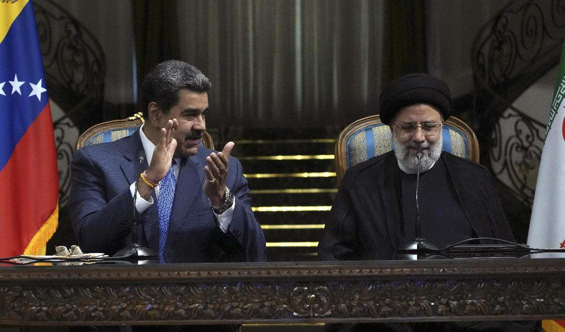 Venezuelas president Nicolás Maduro och Irans president Ebrahim Raisi träffades på lördagen i Irans huvudstad Teheran. Foto: Vahid Salemi/AP/TT