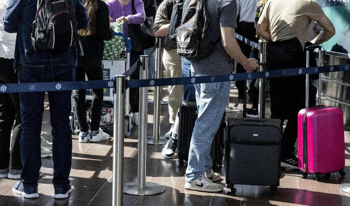 Under lördagen ringlade köerna sig långa till säkerhetskontrollerna på Arlanda flygplats. Liknande situation väntas på söndagen. Foto: Christine Olsson/TT