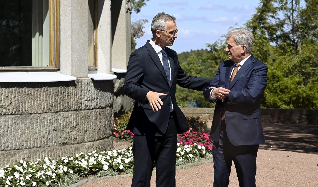 Natochefen Jens Stoltenberg är under söndagen på besök i Finland och träffar president Sauli Niinistö. Foto: Markku Ulander AP/TT