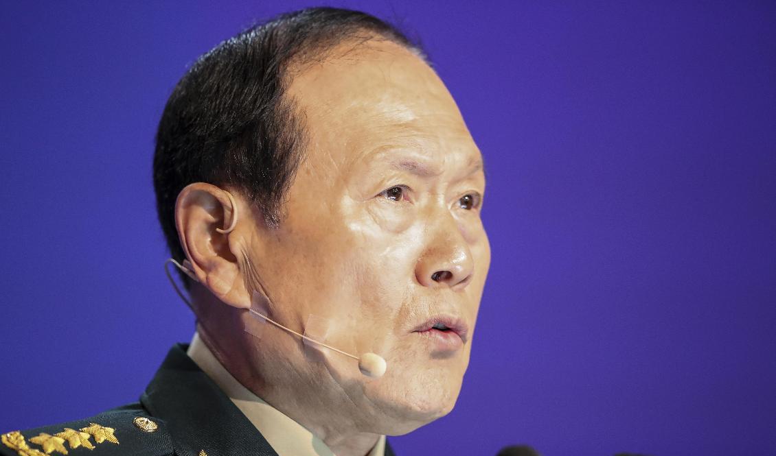 Kinas försvarsminister Wei Fenhge mötte sin australiske motpart Richard Marles i helgen i Singapore. Foto: AP/TT