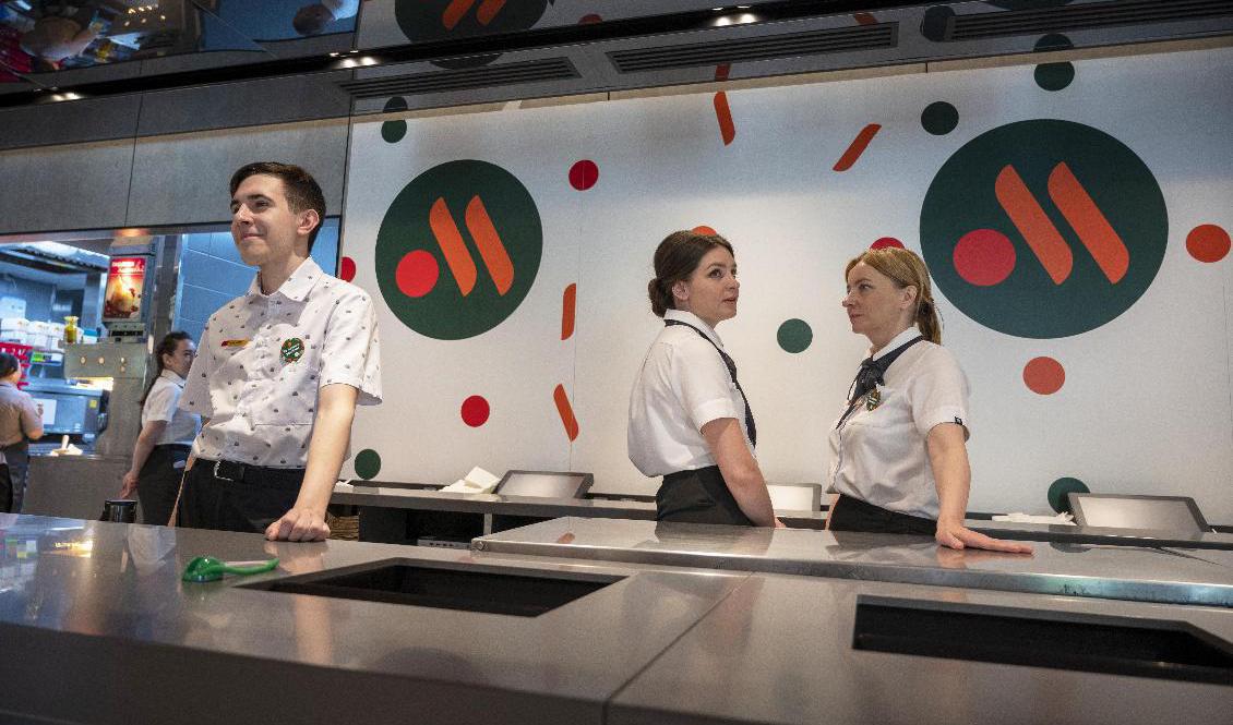 Snabbmatskedjan ”Vkusno & tochka”, som kan översättas med ”Smaskens – helt enkelt”, öppnar i Ryssland i McDonald's tidigare lokaler. Foto: AP/TT