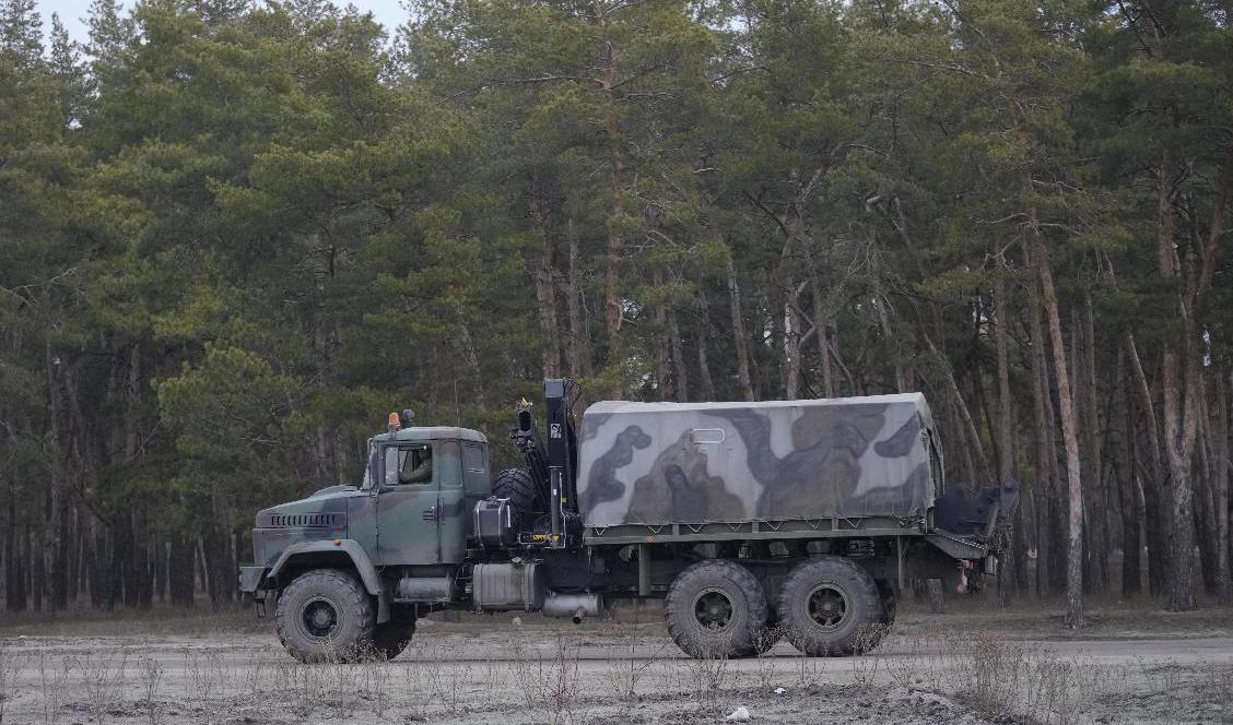 Ett militärfordon står vid en väg i Sievjerodonetsk, staden som beskrivs vara avgörande för hela Donbass öde. De hårda striderna om staden pågår fortfarande. Foto: Vadim Ghirda/AP/TT.